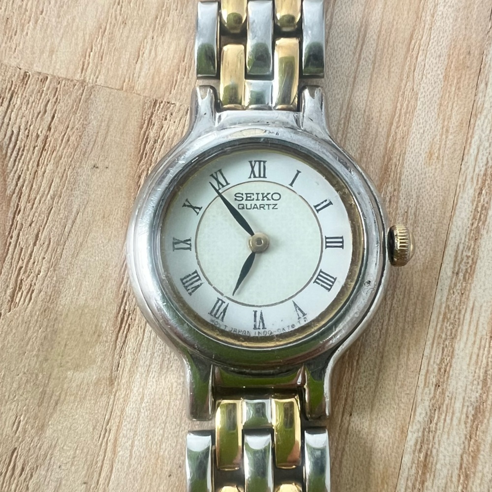 Vintage Seiko ladies two tone dainty dress watch NEW BATTERY